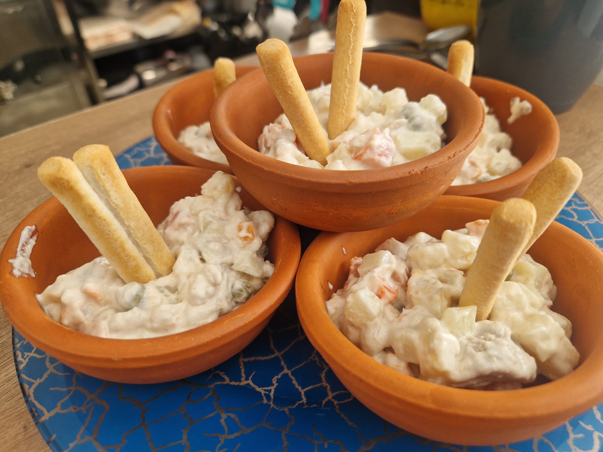 Cazuelitas de barro con ensaladilla rusa casera y picos