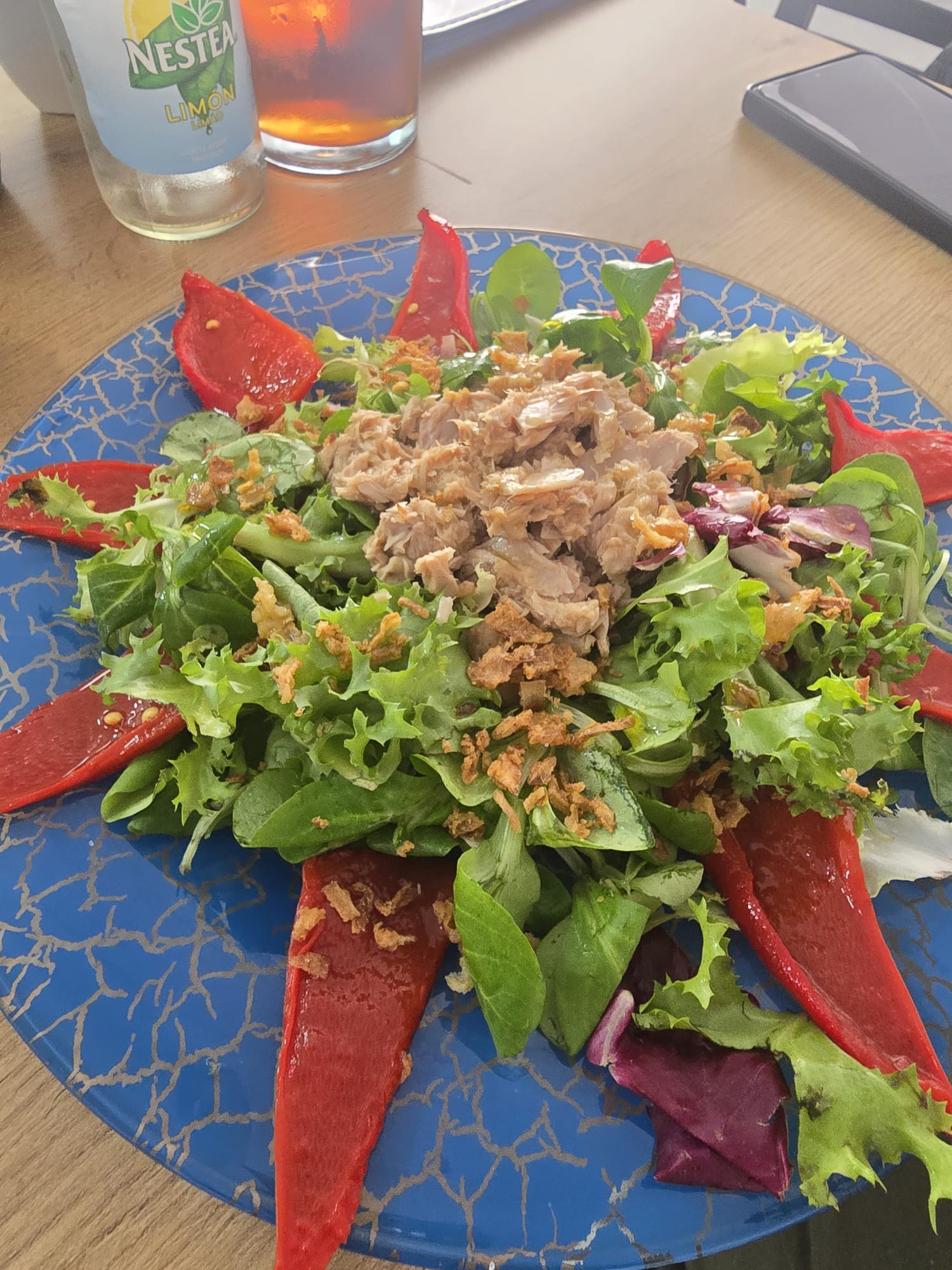 Ensalada con pimientos rojos asados, brotes verdes y atún