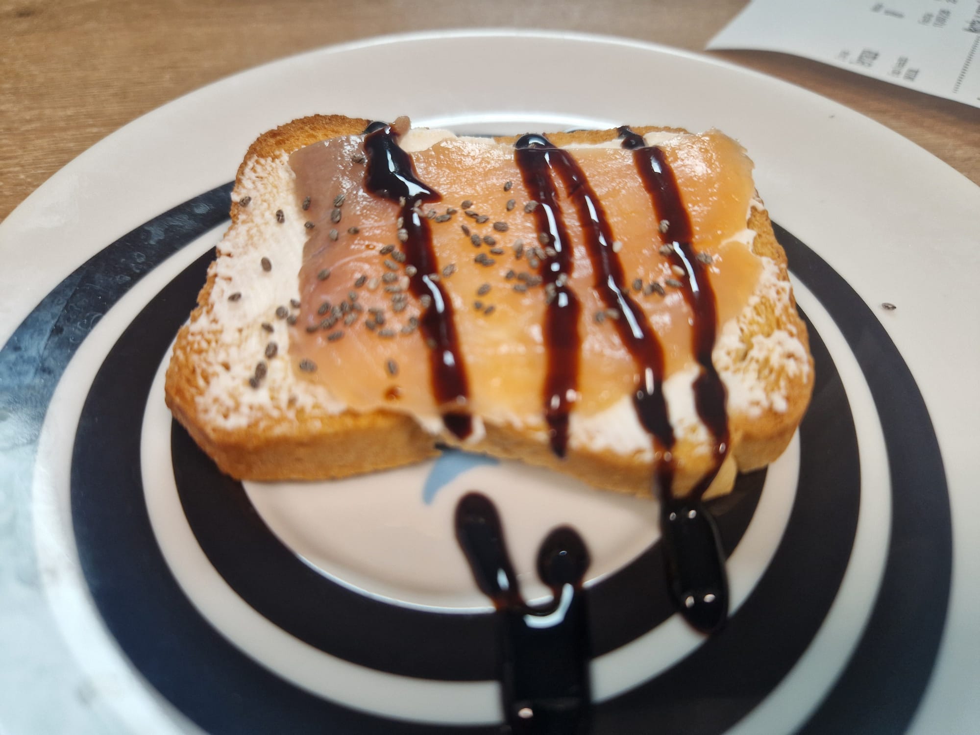 Tosta de pan brioche con queso, salmón ahumado y reducción de Pedro Ximénez