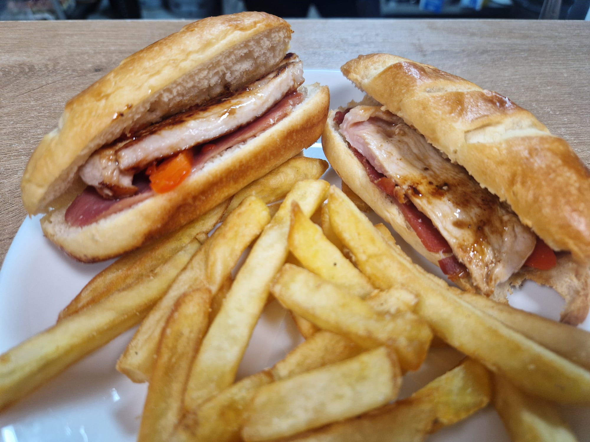 Serranito de lomo con jamón serrano, pimiento frito y tomate